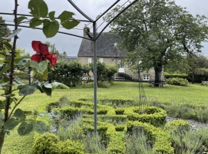 Detached Country House with Landscaped Garden