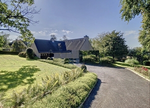 Detached House with Mature Landscaped Garden