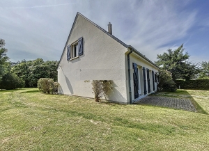 Detached House with Garden in Coastal Setting