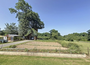 Detached Country House with Garden and Outbuilding