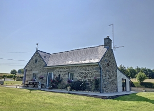 Detached Country House with Garden and Outbuilding