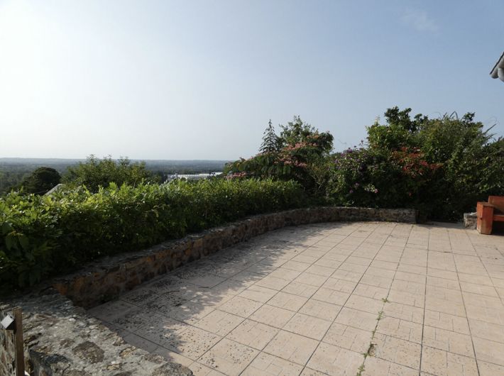 Detached Country House with Landscaped Garden