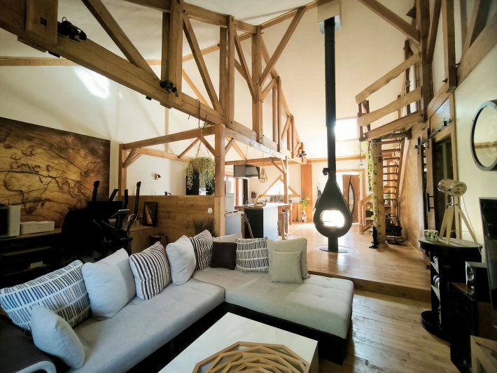 Detached Loft Style House with Cathedral Ceiling