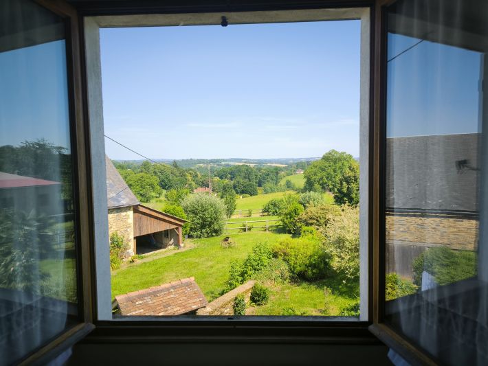 Detached Country House with Open Views and Barn