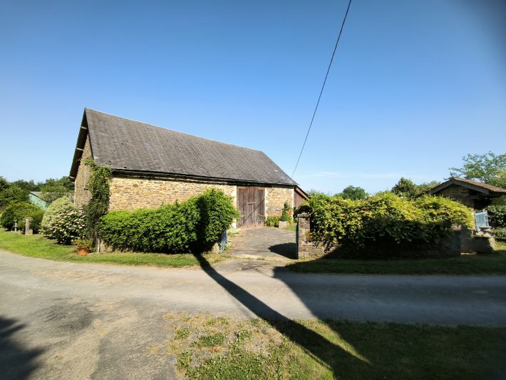 Detached Country House with Open Views and Barn