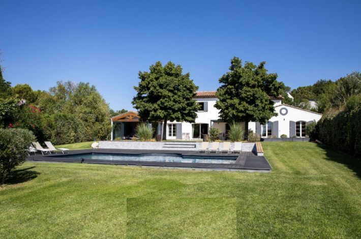 Detached Villa with Pool and Guest Accommodation