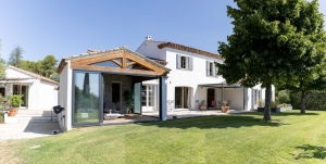 Detached Villa with Pool and Guest Accommodation