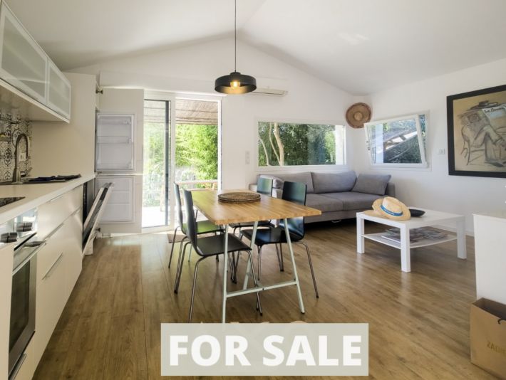 Detached Villa with Pool and Guest Accommodation