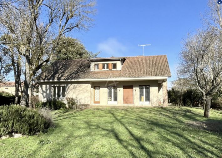 Detached House with Lovely Mature Garden
