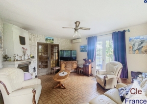 Detached House with Lovely Landscaped Garden