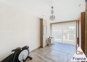 Large Detached House with Swimming Pool