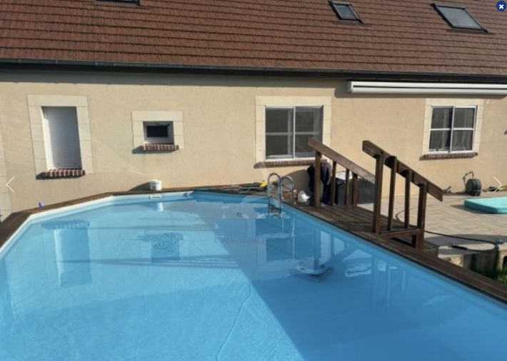Large Detached House with Swimming Pool