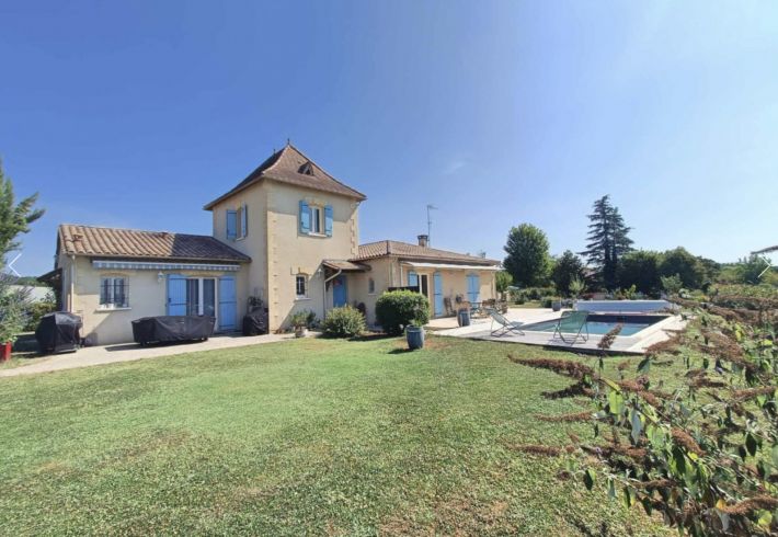 Stunning Detached Villa with Swimming Pool