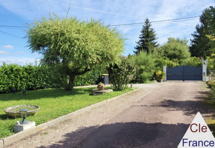 Detached House with Landscape Garden