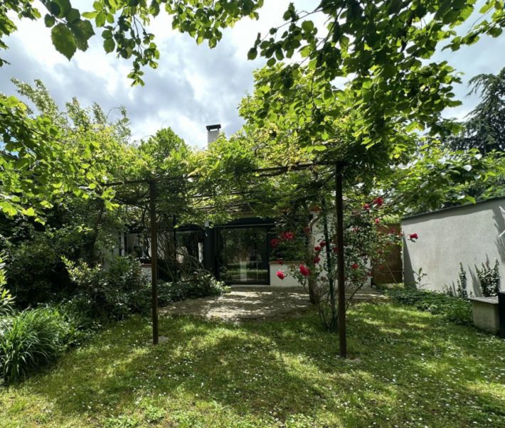 Beautiful House with Outbuilding and Garden