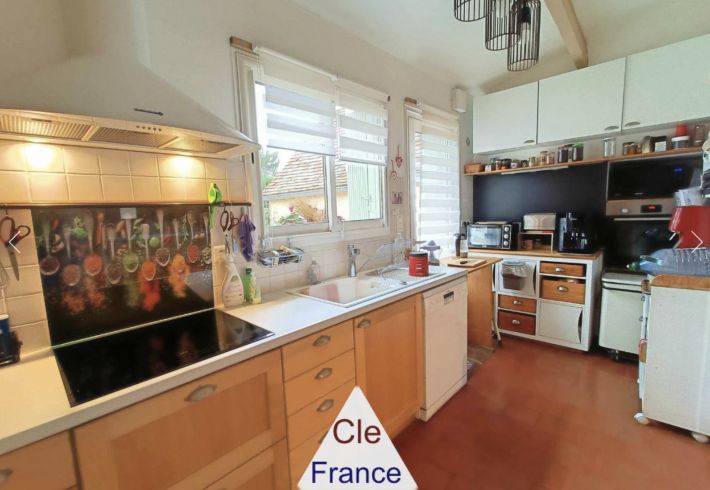 Lovely Detached House with Swimming Pool