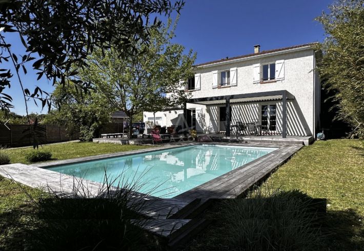 Detached Country House with Swimming Pool