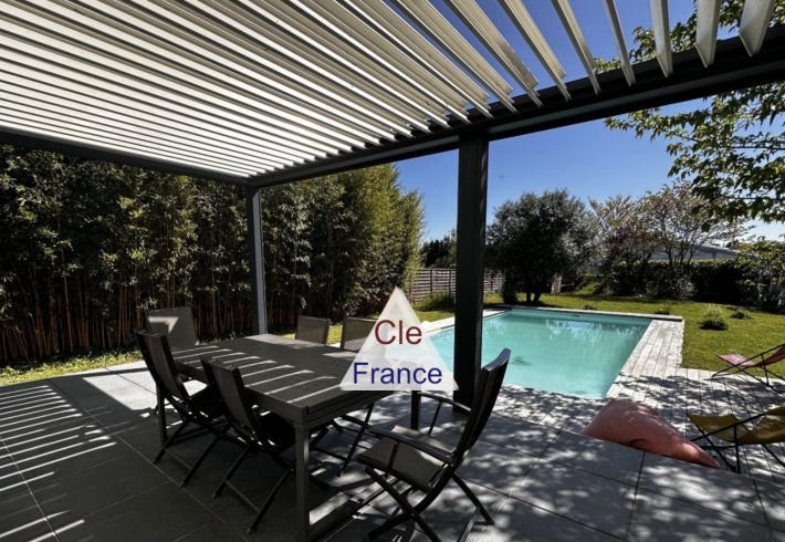 Detached Country House with Swimming Pool