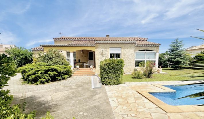 Detached Villa with Swimming Pool Close to the Coast