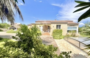 Detached Villa with Swimming Pool Close to the Coast