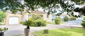 Detached Villa with Swimming Pool Close to the Coast
