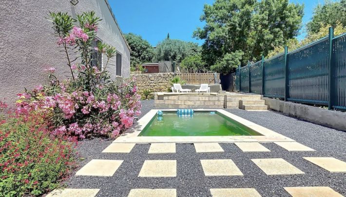 Detached House with Swimming Pool