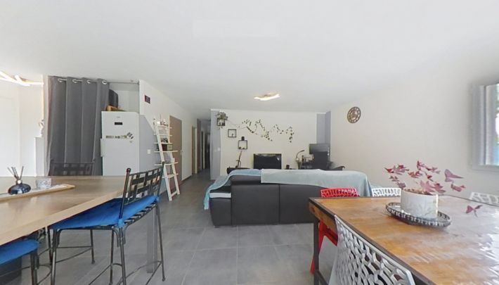 Detached House with Swimming Pool