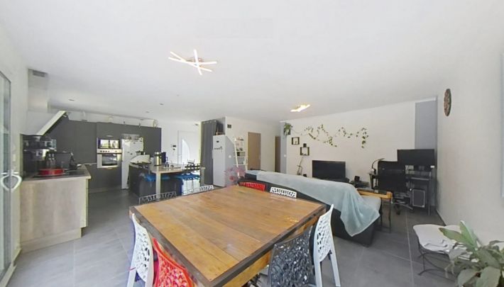 Detached House with Swimming Pool