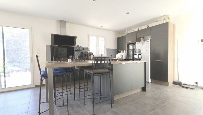 Detached House with Swimming Pool