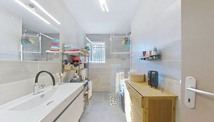 Detached House with Swimming Pool