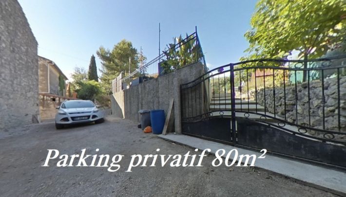 Detached House with Swimming Pool