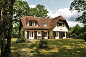Detached Country House in Lovely Gardens