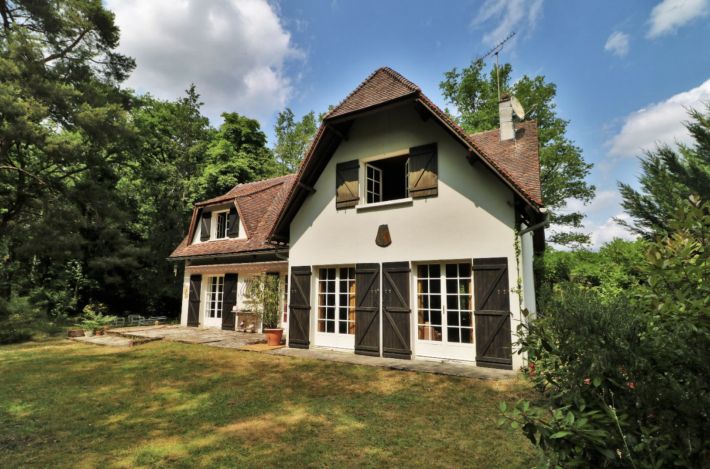 Detached Country House in Lovely Gardens