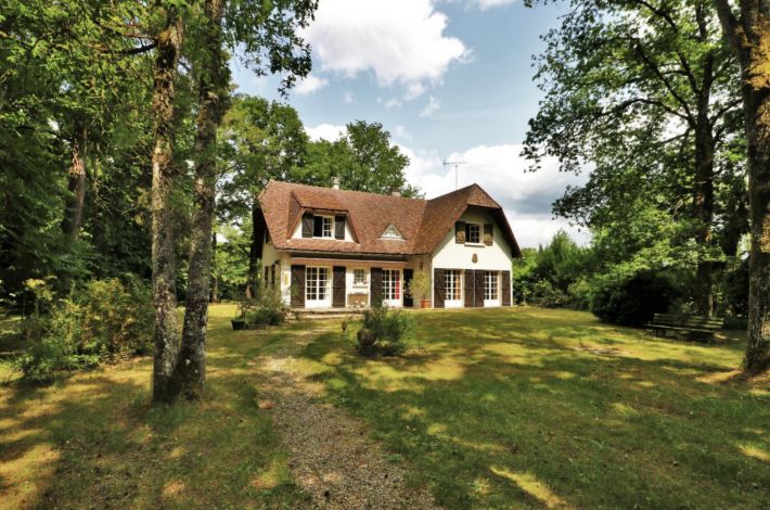 Detached Country House in Lovely Gardens