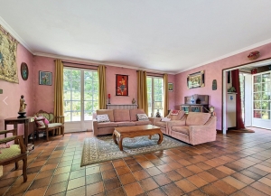 Detached Country House in Lovely Gardens