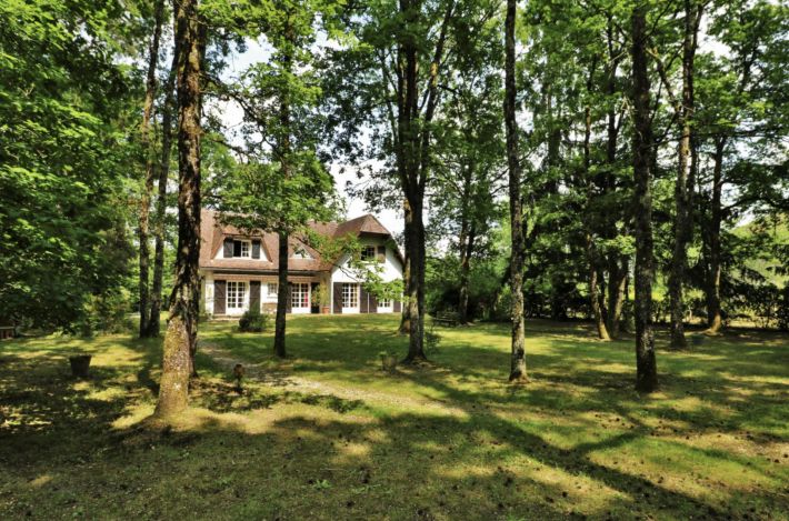 Detached Country House in Lovely Gardens