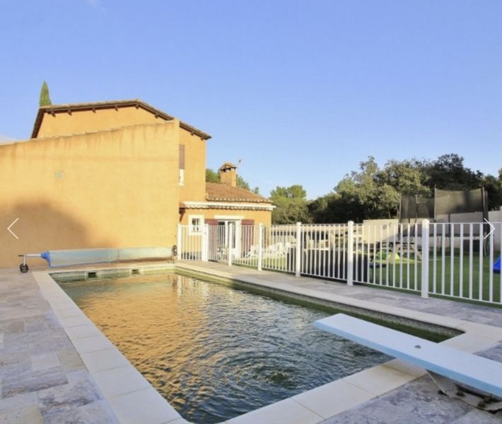 Detached Villa with Pool and Landscaped Grounds