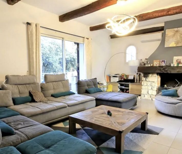 Detached Villa with Pool and Landscaped Grounds