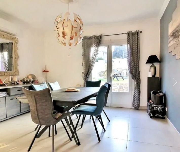 Detached Villa with Pool and Landscaped Grounds