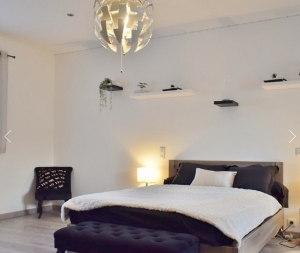 Detached Villa with Pool and Landscaped Grounds