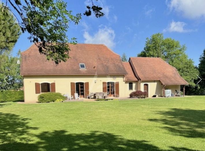 Detached Country House with Landscaped Garden
