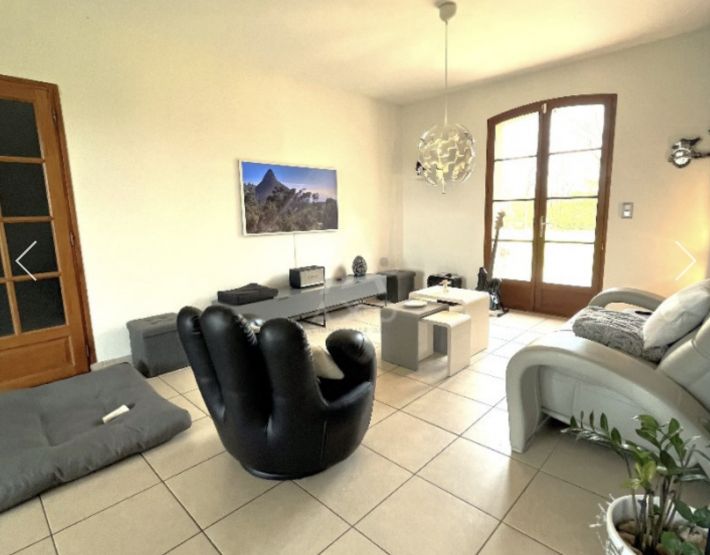 Detached Country House with Landscaped Garden