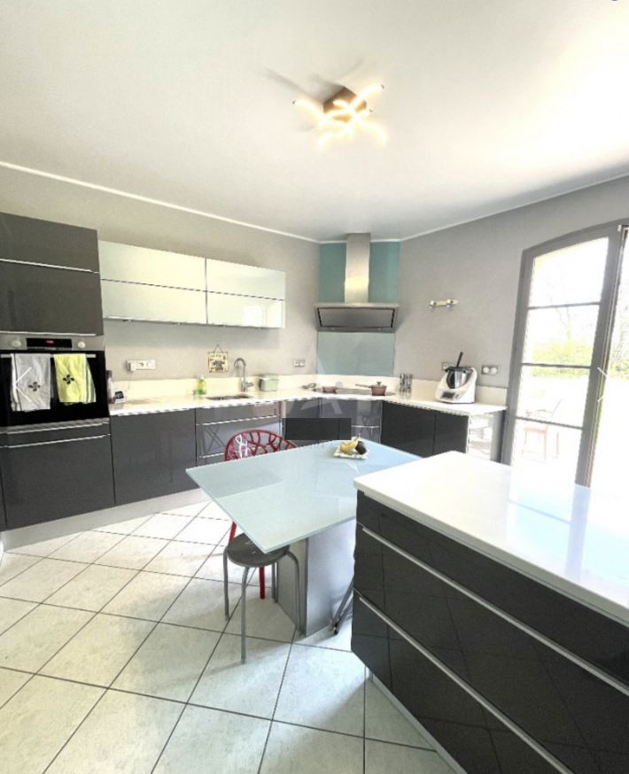 Detached Country House with Landscaped Garden