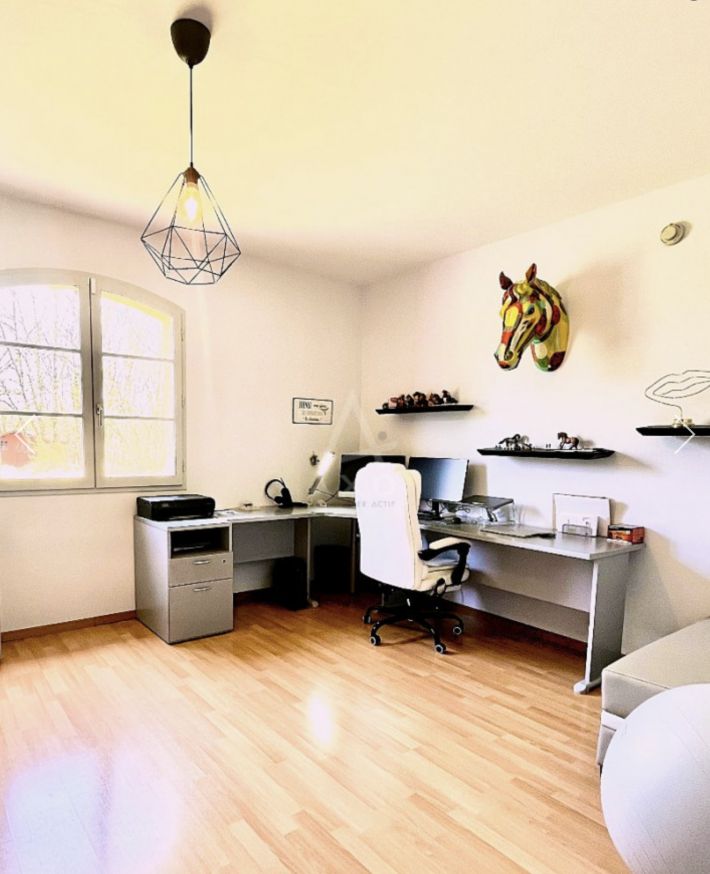 Detached Country House with Landscaped Garden