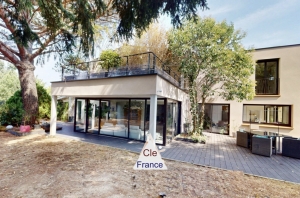 Contemporary Detached House with Swimming Pool