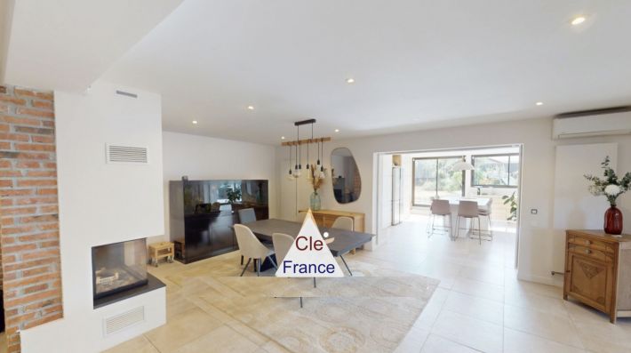 Contemporary Detached House with Swimming Pool