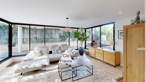 Contemporary Detached House with Swimming Pool