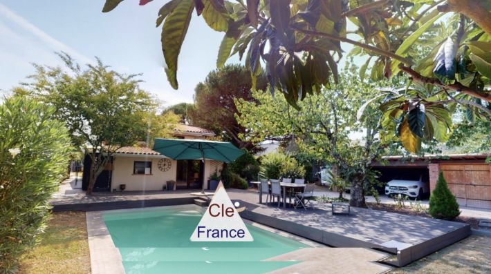 Contemporary Detached House with Swimming Pool