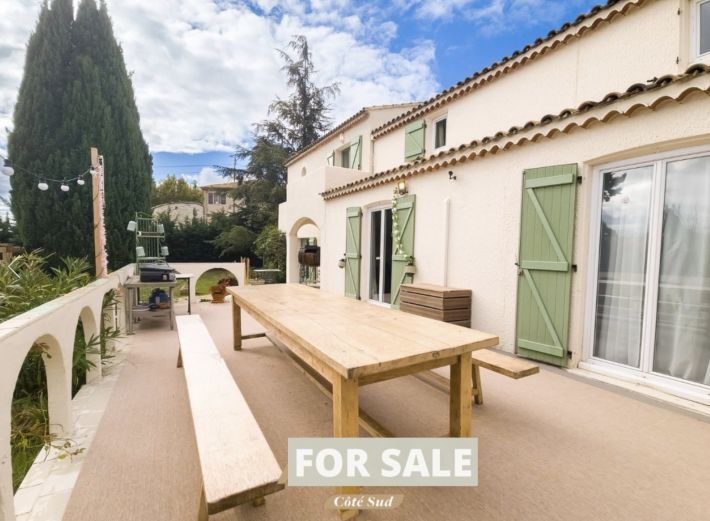 Stunning Detached Villa with Landscaped Gardens