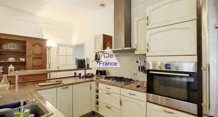 Detached Country House with Swimming Pool and Land